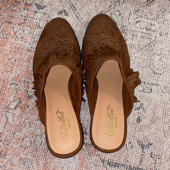 Unbridled Ariat slip on cowgirl boot heel. - Picture 2 of 6